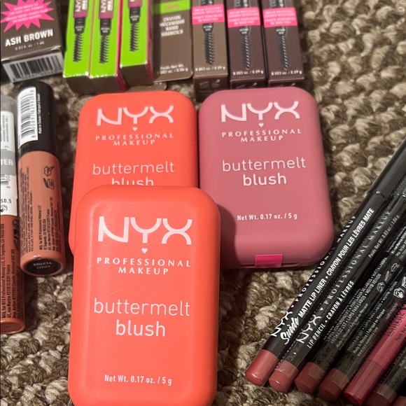 NYX Makeup Collection with Blush and Lip Liners - Picture 3 of 6